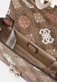 Brązowa torebka w wzory z złotym okuciem. Wnętrze wykończone jasnobeżowym materiałem z przegródkami. Wzory zawierają różowe i niebieskie akcenty.