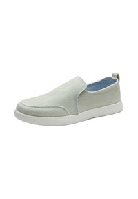 Svijetloplave slip-on cipele izrađene od teksturirane tkanine s bijelim gumenenim đonom i malim stražnjim ušicom za lakše obuvanje.