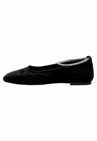 Bailarina de terciopelo negro con punta afilada y un ribete decorativo de strass a lo largo del talón. Textura suave y suela de perfil bajo.