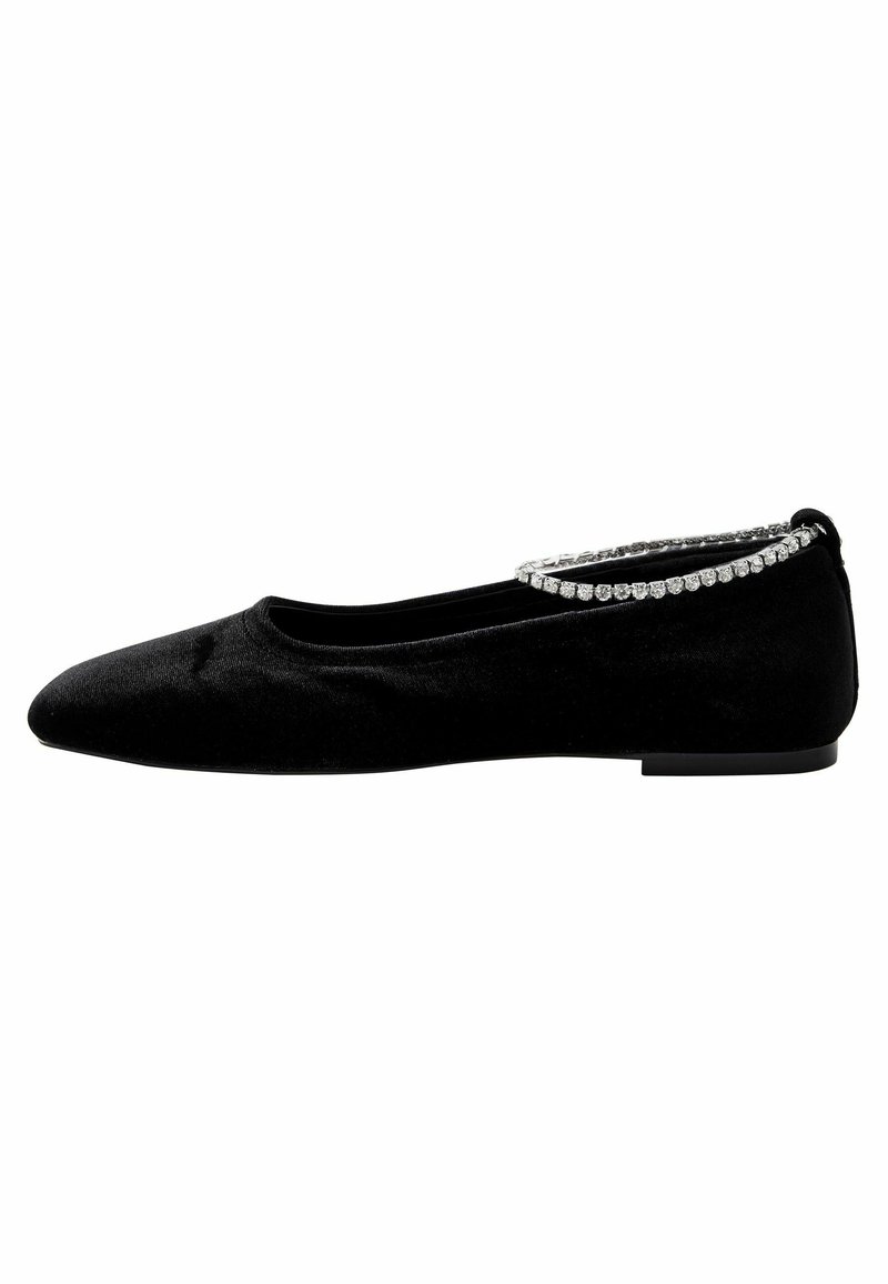 Bailarina de terciopelo negro con punta afilada y un ribete decorativo de strass a lo largo del talón. Textura suave y suela de perfil bajo.