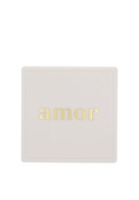 Vassoio quadrato in ceramica bianco delicato, con la parola "amor" in lettere dorate, design minimalista con una superficie liscia.