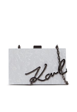 Bílé obdélníkové psaníčko s mramorovou texturou, černým řetízkovým ramínkem a černým kurzívním logem "Karl" na přední straně.