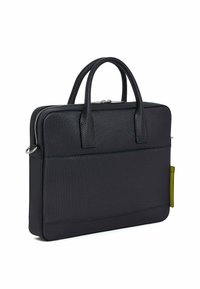 Bolsa de portátil negra texturizada con doble asa, cierre de cremallera y un bolsillo lateral en verde. Presenta un diseño rectangular elegante.
