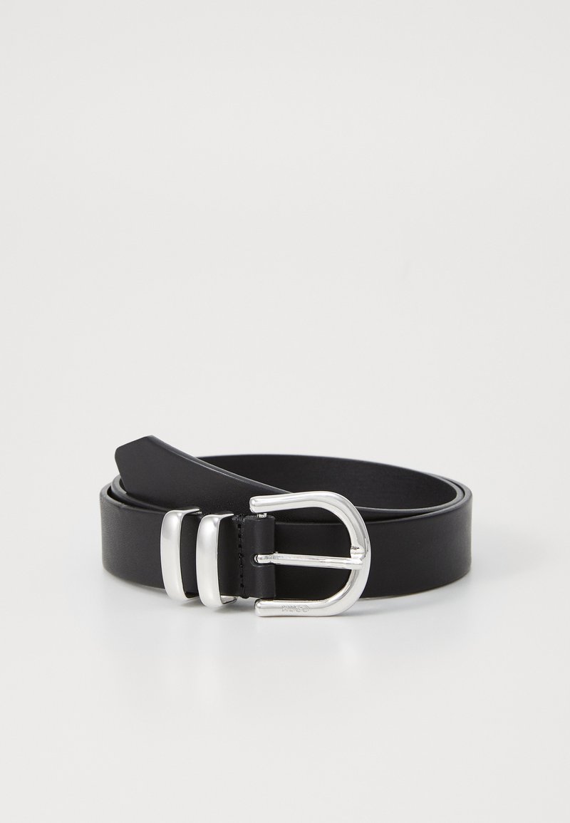 Cinto de couro preto com uma fivela prateada brilhante de duplo ganchos e três detalhes prateados horizontais perto da fivela. Textura suave, design plano.
