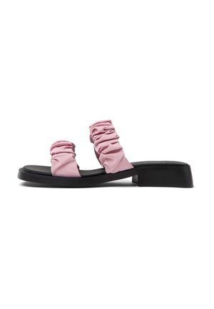 Sort sandal med lav hæl og to brede, rynkede lyserøde remme hen over foden, åben tå og firkantet tåform.