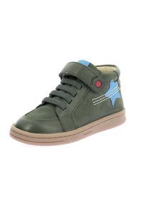 Sneaker alta in pelle verde con design a stella blu, lacci grigi, una cinghia in Velcro e suola in gomma beige. Presenta dettagli di cucitura bianchi.