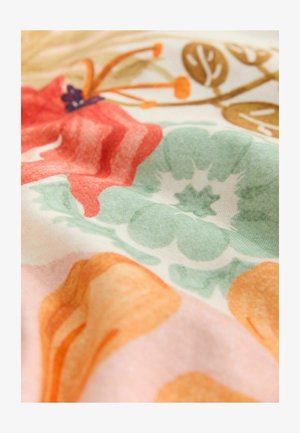 Blumenstoff mit orangefarbenen, roten und grünen Aquarellmustern auf einem hellen Hintergrund. Weiches, strukturiertes Material mit lebendigen Farben.