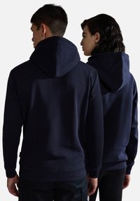 Marineblauwe hoodies hebben een eenvoudig ontwerp met een kangoeroezak, ribgebreide manchetten en onderrand. Zacht materiaal met een gladde textuur.