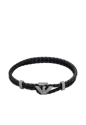 Bracciale in pelle nera con design intrecciato, dettagli in metallo e chiusura con logo. La texture è liscia con una finitura lucida.
