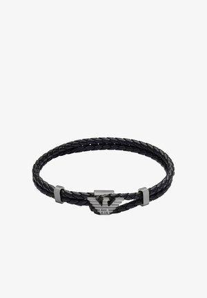 Schwarzes Lederarmband mit geflochtenem Design, Metallakzenten und einem Logoverschluss. Die Oberfläche ist glatt und glänzend.