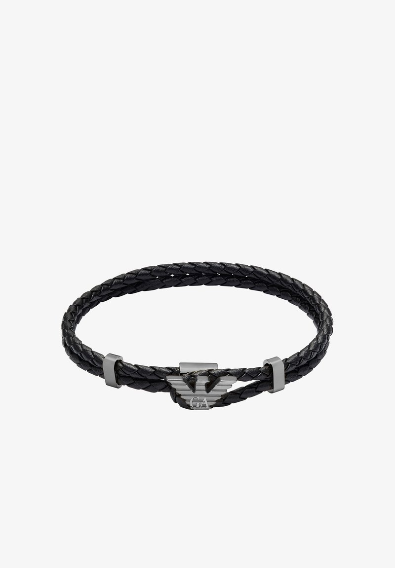 Bracelet en cuir noir avec un design tressé, des accents en métal et une fermeture avec logo. La texture est lisse avec une finition brillante.