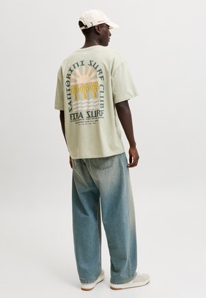 Jack & Jones, BACKPRINT JORSURF - T-shirt print - desert sage