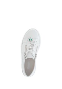 Witte leren sneaker met decoratieve groene en zilveren hardware, twee zijritsen en een rondtote ontwerp met een gestructureerde zool.