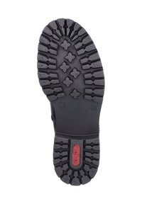 Semelle en caoutchouc noire avec des crampons profonds et un motif en losange. Présente un logo "Rieker" rouge intégré dans la semelle pour une meilleure adhérence et durabilité.