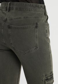 Olivgrön cargobyxor med slim fit, med fem fickor, kraftig söm och en något texturerad tyg.