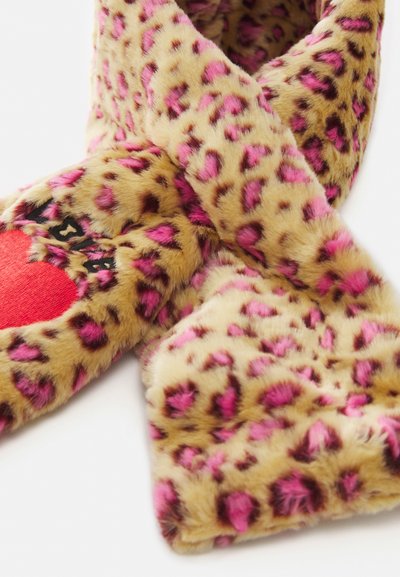 Løvepræget faux fur tørklæde i beige med pink accenter, der har et hjerte-design. Blød tekstur og bred, forlænget form for varme.