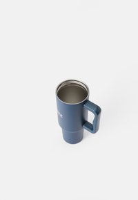 Zila nerūsējošā tērauda ceļojuma krūze ar matētu apdari, ergonomisku rokturi un sudraba iekšējo oderi. Rotāta ar minimālistisku tekstu.