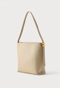 Beige lederen draagtas met een gestructureerde afwerking, verstelbare riem en een gouden hardware accent aan de bovenkant. Voorzien van een voorvak.