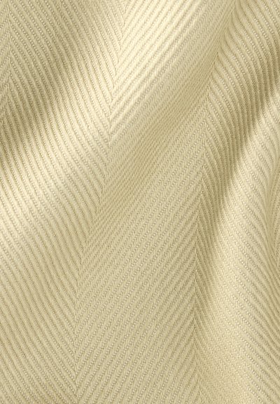 Ύφασμα σε κρεμ απόχρωση με διαγώνιο σχέδιο ψαροκόκκαλο και λεπτές σκιές που αναδεικνύουν την υφή του.