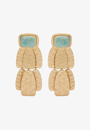 Złote kolczyki składające się z fakturowanych metalowych elementów z prostokątnym kamieniem akwamarynowym u góry oraz warstwowym wzorem zwracającym uwagę na zaokrąglone kształty.