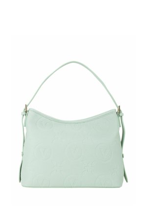 Sac à main en similicuir vert menthe avec une forme incurvée, des motifs floraux embossés et un logo, ainsi qu'une bandoulière unique réglable.