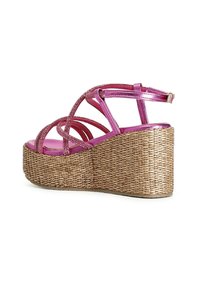 Sandali wedge rosa con una piattaforma intrecciata testurizzata, multiple cinghie incrociate con una finitura lucida e una cinghia alla caviglia sicura.