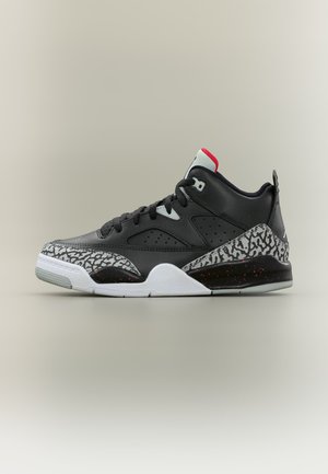 Czarny sneaker typu high-top z szarymi akcentami w nadruk słonia, białą podeszwą, czarnymi sznurowadłami i czerwonym detalem na języku.