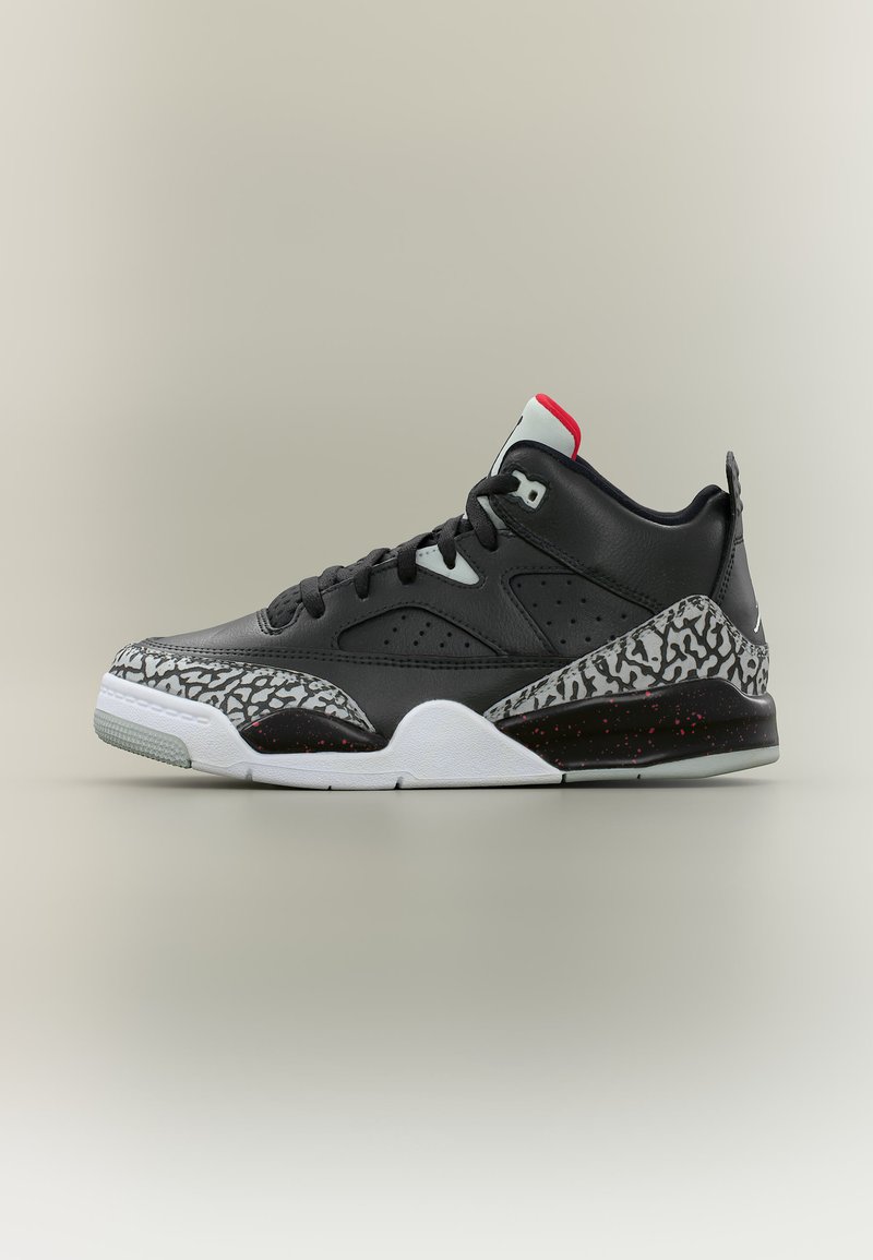 Basket montante noire avec des accents imprimés éléphant gris, semelle blanche, lacets noirs et détail rouge sur la languette.