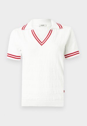 Weißes kurzärmeliges Strick-Poloshirt mit roten Doppelstreifen am Kragen und an den Ärmelbündchen, V-Ausschnitt und dezentem prägnantem Textmuster.