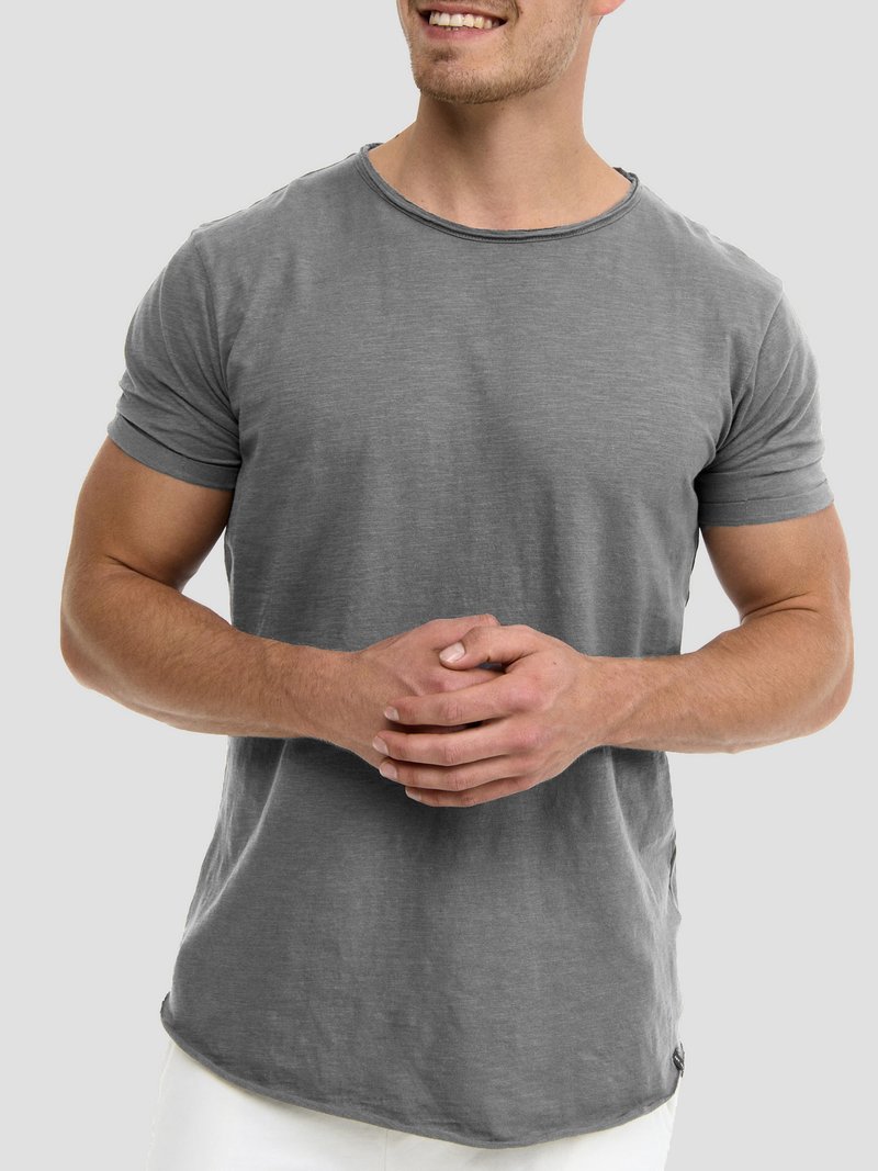 Grijze T-shirt met korte mouwen en een ronde halslijn, zachte textuur en een iets gebogen zoom. Heeft platte naden en een klein logo-detail aan de zoom.