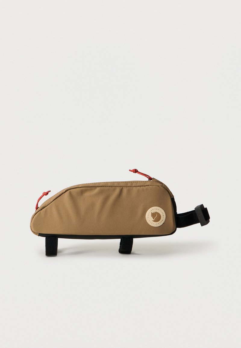 Καφέ τριγωνική τσάντα ποδηλάτου με δύο φερμουάρ και μαύρα λουριά στερέωσης, τοποθετημένη σε λευκή επιφάνεια.