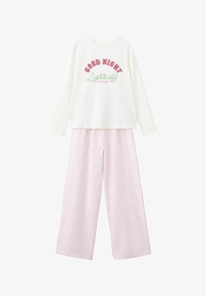 Ensemble pyjama avec haut blanc à manches longues portant le texte "Good Night Lights Off Dreams On" et pantalon blanc à fines rayures verticales roses.