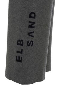 Graue Strickshorts mit lockerer Passform und schwarzem Aufdruck "ELB SAND" an der Seite, die ein lässiges Design mit weicher Textur betonen.
