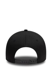 Casquette noire avec un design structuré, texture de tissu lisse et fermeture à l'arrière avec un clip. Aucun logo ou motif visible.