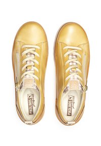 Zapatillas de cuero amarillas con acabado texturizado, cordones planos y cierre con cremallera. El interior presenta un patrón de cuadros vichy. Suela de goma para un buen agarre.