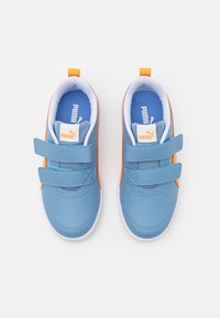 Puma COURTFLEX V2  - Scarpe da allenamento - zen blue/clementine/white