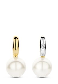 Gold- und Silberohrringe mit großen weißen Perlen, einem polierten Finish und einer glatten, kugelförmigen Form.