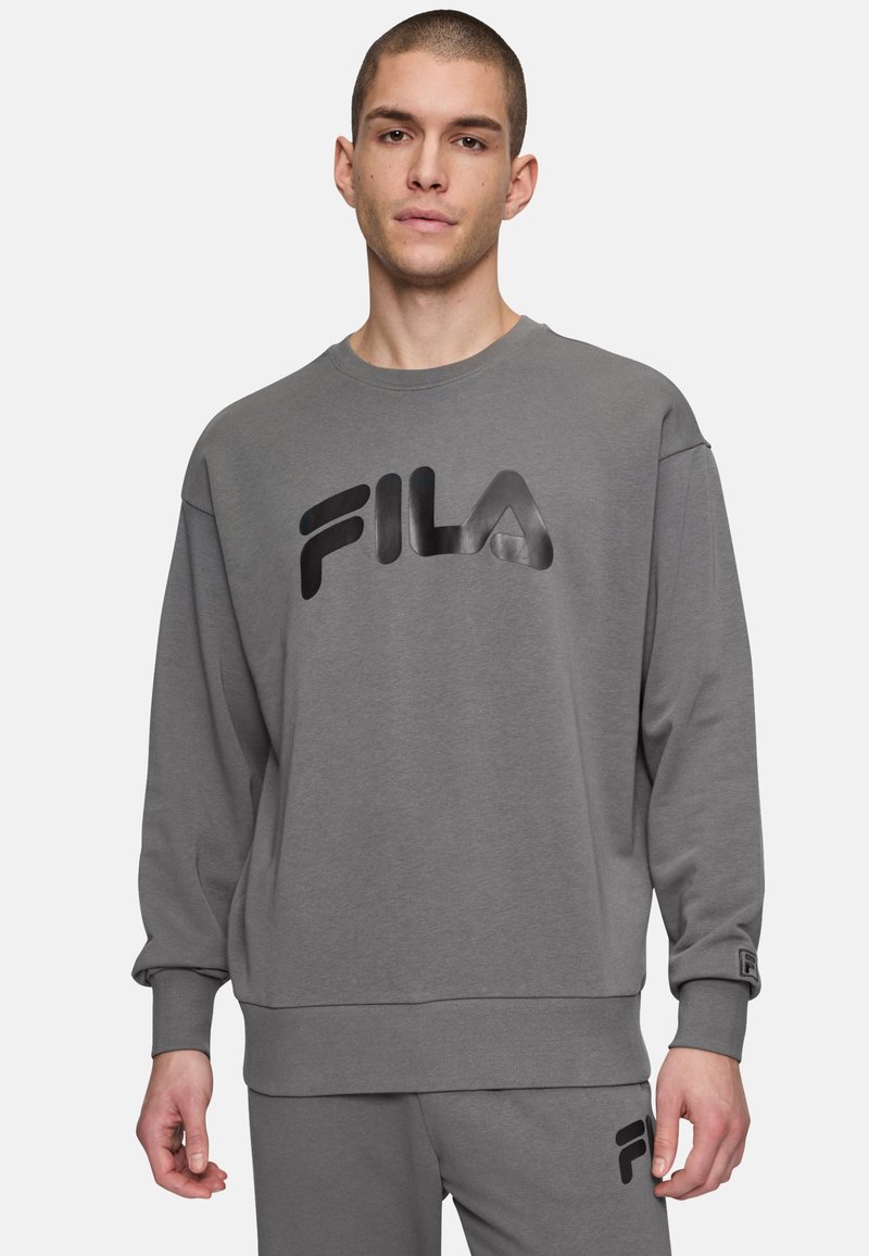 Grijze sweatshirt gemaakt van zacht materiaal, met een opvallend zwart FILA-logo. Losse pasvorm met ribgebreide manchetten en zoom. Eenvoudig ontwerp en casual uitstraling.