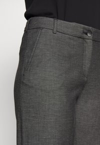 Grå skräddarsydda byxor med en slät tygtextur, med en knappstängning, sidofickor och en rak benform.