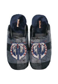 Zapatillas grises difusas con patrón de cuadros, logotipo bordado "Trail Rider" en rojo y azul, que presentan una textura suave y esponjosa y un diseño de talón abierto.