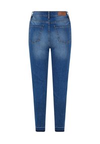 Jeans de mezclilla azul con un corte ajustado, que cuentan con una cintura de altura media, dos bolsillos traseros y un dobladillo limpio en los tobillos. Parche de cuero en la cintura trasera.