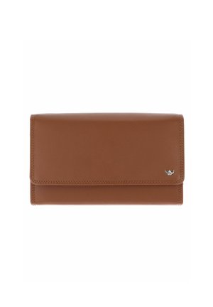 Cartera de cuero marrón con cierre de solapa y pequeño logo plateado en la esquina inferior derecha, sobre un fondo blanco.