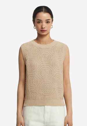 Pull sans manches beige avec un motif hexagonal texturé, doté d'un col et d'un ourlet côtelés, fabriqué en matériel tricoté doux.