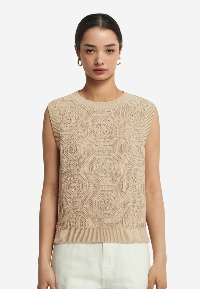 Beige ærmeløs sweater med et struktureret hexagon mønster, ribbet halsudskæring og kant, lavet af et blødt strikkemateriale.