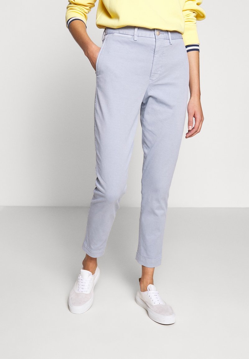 Chinos bleu clair en coton, avec une coupe droite, des poches latérales et une fermeture à bouton, doté d'une texture subtile.