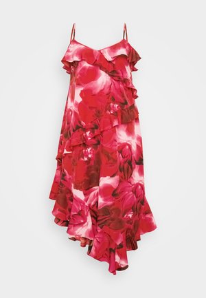 Robe fleurie avec volants ; présente des couleurs rose et rouge, des bretelles ajustables et un ourlet asymétrique. Fabriquée à partir d'un tissu lisse.