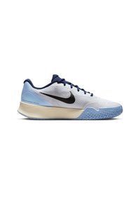 Nike atletske cipele s pretežno bijelim mrežastim gornjim dijelom, crnim logotipom, plavim akcentima, teksturiranim potplatom i udobnim svijetlosmešnim međupotplatom.
