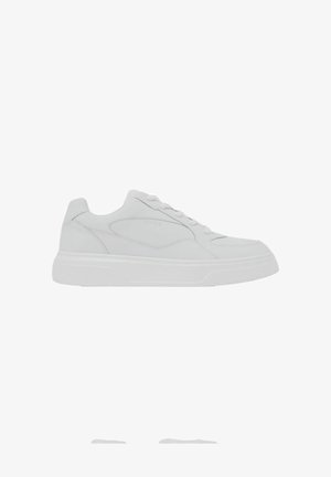 Zapatilla deportiva blanca de corte bajo con cierre de cordones, parte superior de cuero liso y suela gruesa de goma, mostrada desde el lado exterior.