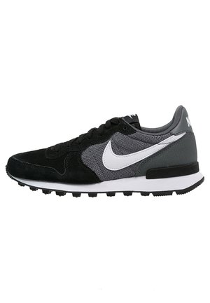 Trainers - black