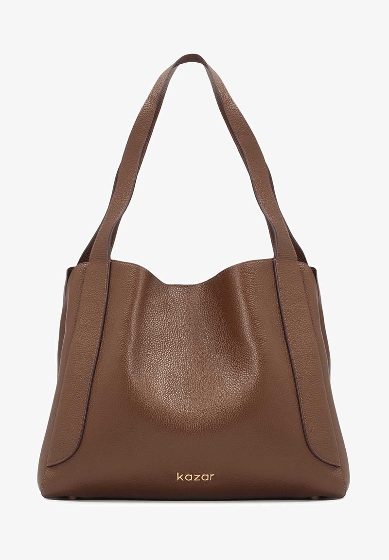Sac à épaule en cuir marron avec larges bandoulières et logo doré "kazar" sur le centre avant, avec une finition de texture simple et lisse.